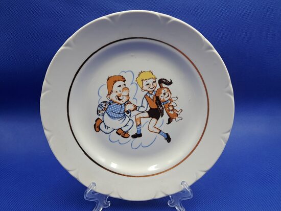 Bērnu šķīvis d=20cm ar ļoti retu dekolu no sērijas ar "Karlsonu", ar zeltu un reljefa malu, RPR (Bērnu 131)