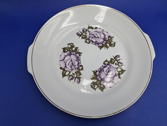 Servējamais šķīvis, diam. 27cm ar rokturiem, pusdienu servīze "Aija-2" ar lielām violetām rozēm un zelta apvilkumu (Aija-2 pus 101)