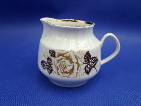 Krējuma kanniņa no tējas servīzes "Māra" ar bešā rozēm un zeltu, RPR (Māra pusdienu 208)