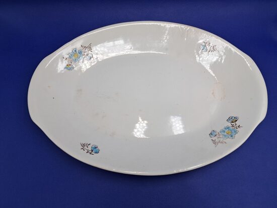 Lielais garenais šķīvis fajansa ar zilām puķēm (rokas gleznojums), no fajansa pusdienu sevīzes, PFF. Izmēri: 38cmx26,5cm (Fajansa pusdienu 37)