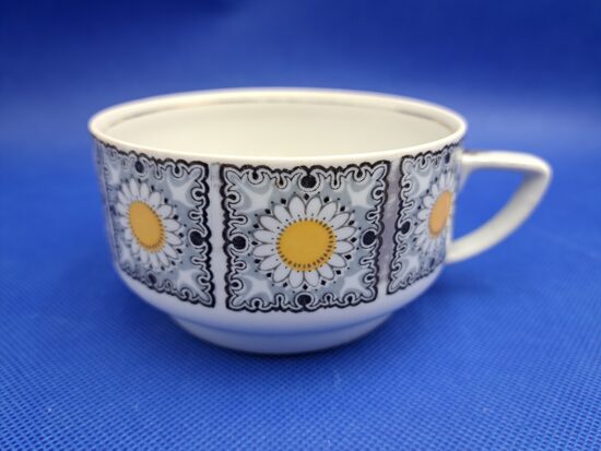 Reti sastopama buljona/tējas krūzīte ar margrietiņām un zeltu, RPR (Buljona 171)