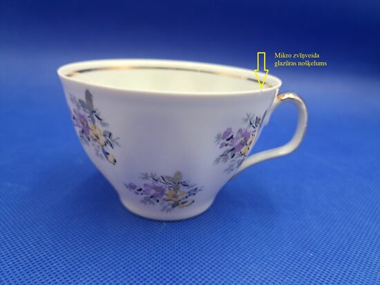 Krūzīte no tējas servīzes "Sigulda" ar lillā un dzelteno pušķi, 2 zvīņveida nošķelumi (Sigulda 185)