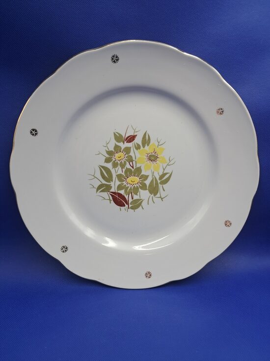 Lielais apaļais servējamais šķīvis, diam.36cm ar haki-dzeltenām-bordo puķēm un zeltu, forma "Vilnis",  RPR (Vilnis pusdienu 190)