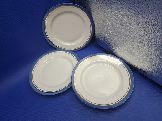 Elegants uzkodu šķīvis ar zilu malu un 2 zelta svītrām., d=17,2cm, RPR (Citi pusd 282)