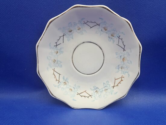 Apakštase tējas "Rubenss" ar gaiši zilām puķēm, kantaina mala (Rubenss 26)