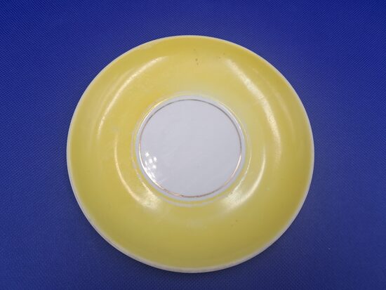 Lielā buljona apakštase ar gaiši dzeltenu krāsas pārklājumu, ar zeltu, RPR. Diam.15,2cm (Buljona 174)