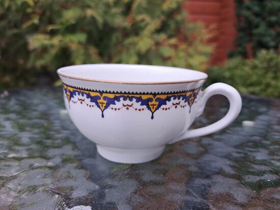 Tējas krūzīte ar zili dzeltenu ar zeltu vainagu, dekols, forma "Rubenss", Kuzņecovs (Kuzņecovs 150)