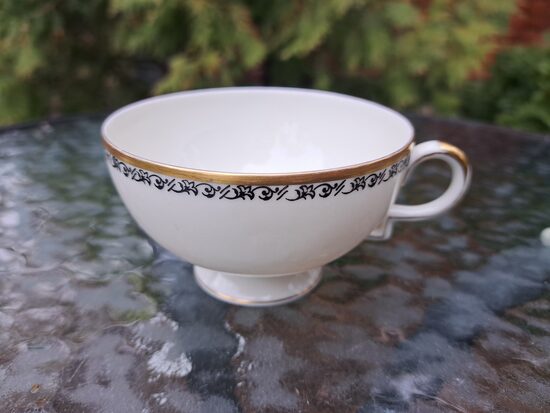 Eleganta krūzīte ar melnu vainadziņu, zeltu, apaļa osiņa, Kuzņecovs, zaļais jubilejas zīmogs (Kuzņecovs 149)