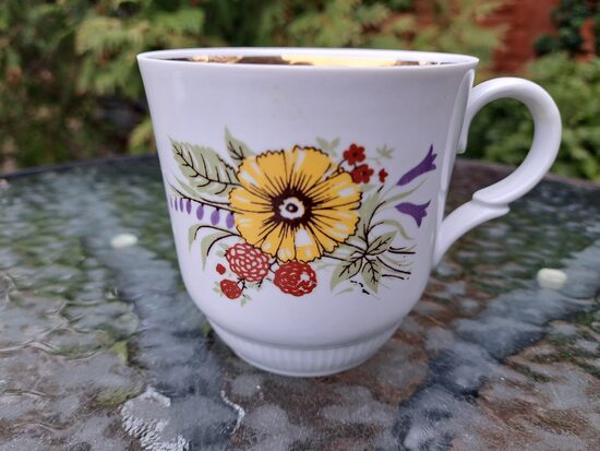 Tējas/buljona krūze ar košu dzeltenu puķi, bordo un lillā puķītēm, platu zelta malu iekšā, mazs zvīņveida nošķēlums (Buljona 177)