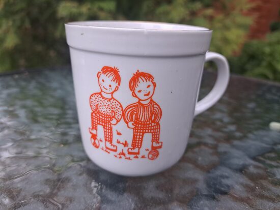 Bērnu krūzīte "Divi futbolisti ar bumbu", oranžs dekols un zelta apvilkumu, RPR (Bērnu 136)