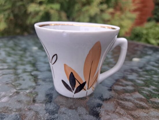 Krūzīte "Stella" ar brūnām lapām un zeltu, rokas gleznojums, zvīņveida glazūras nošķēlums (Stella 98)