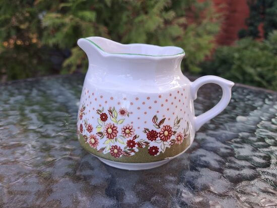 Krējuma kanniņa, servīze "Karīna", dekols: haki krāsa ar bordo puķītēm ar spilgti zaļui apvilkumu, RPR (Karīna 197)