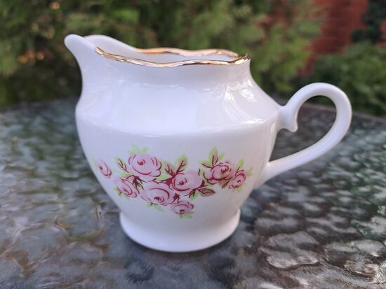 Krējuma kanniņa ar rozītēm un zeltu no tējas servīzes "Ārija",  RPR (Ārija tējas 194)
