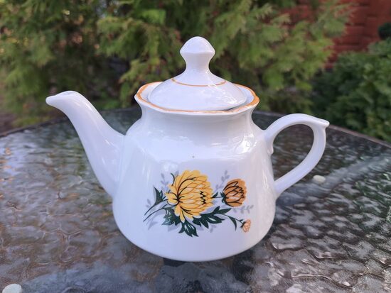 Tējkanna, servīze "Karīna" ar dzeltenām asterēm un bēšu lustrtu apvilkumu, RPR (Karīna 200)