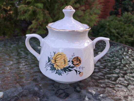 Cukurtrauks, servīze "Karīna" ar dzeltenām asterēm (vidējais pušķis) ar zeltu, RPR (Karīna 199)