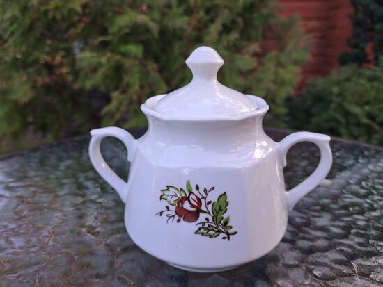 Cukurtrauks ar reti sastopamu bordo puķi, bez apvilkuma, servīze "Karīna", RPR (Karīna 201)