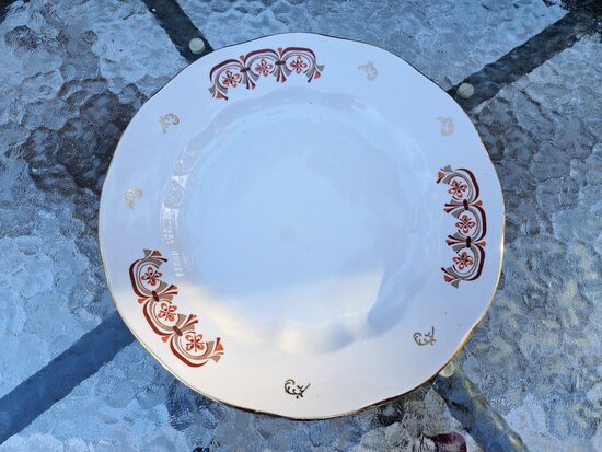 Otrā ēdiena šķīvis, pusdienu servīze "Ārija" ar retu brūnu dekolu un zelta apvilkumu, d=24cm, RPR (Ārija pusdienu 398)