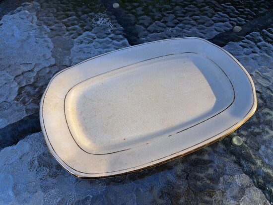 Garenais šķīvis kantains, fajanss ar zeltu, Kuzņecovs. Izmēri: 23,5cmx15cm, dziļums 1,5cm, ceks (Kuzņecovs 127)