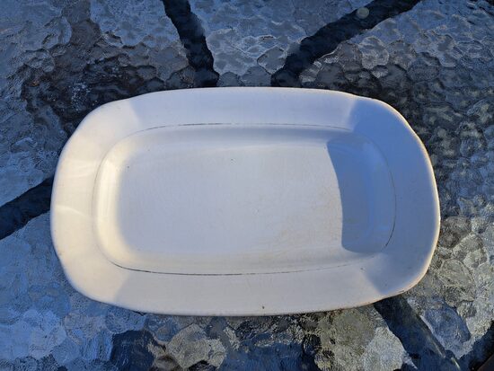 Garenais šķīvis kantains, fajanss ar zeltu, Kuzņecovs. Izmēri: 26,7cmx16,7cm, dziļums 2,5cm (Kuzņecovs 128)