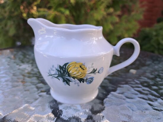 Krējuma kanniņa no tējas servīzes "Ārija" ar dzeltenām un zilām asterēm bez zelta, RPR (Ārija tējas 196)