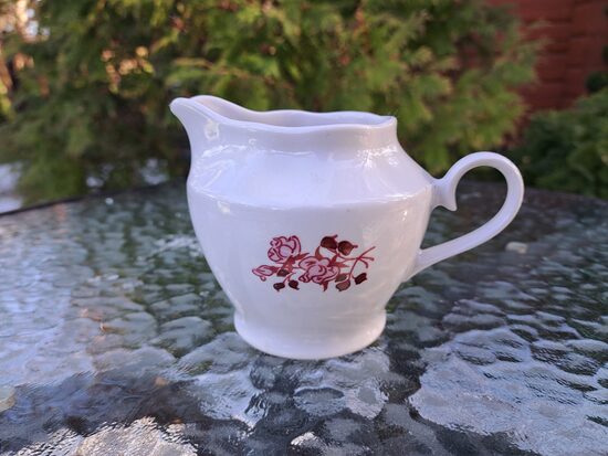 Krējuma kanniņa no tējas servīzes "Ārija" ar rozā rozēm (neredzēts dekols) bez zelta, RPR (Ārija tējas 197)