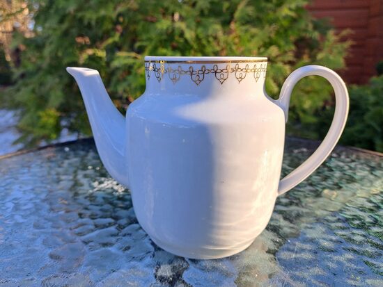 Tējkanna balta ar zelta ornmentu bez vāciņa,  servīze "Rīga" (no 60.-iem), PFF (Rīga-60 127)