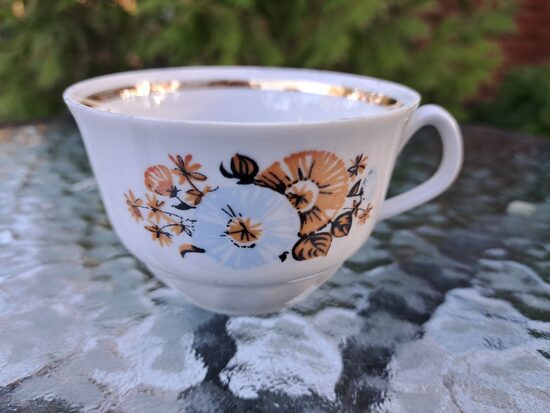 Krūzīte, tējas servīze "Māra" ar bēši zilām puķēm un zeltu, RPR (Māra tējas 214)