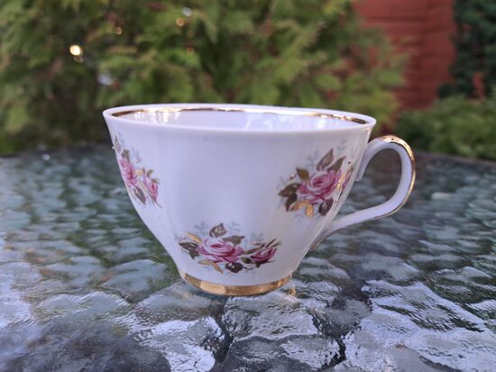 Krūzīte no "Sigulda" ar rozā pušķiem un zeltu,  nošķēlumi+ slīpējums (Sigulda 190)