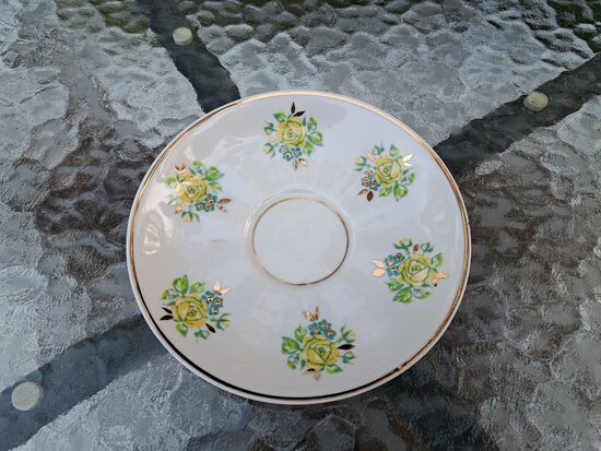 Apakštase no ļoti retas servīzes "Sigulda" ar dzeltenām rozēm un zaļām puķītēm, RPR (Sigulda 193)