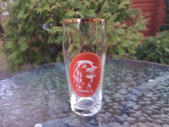 Stikla sulas glāze "Spaniels" forma "Latgale" no sērijas "Suņi" ar platu zelta apvilkumu. Līvānu SF (Stikla gl 272)