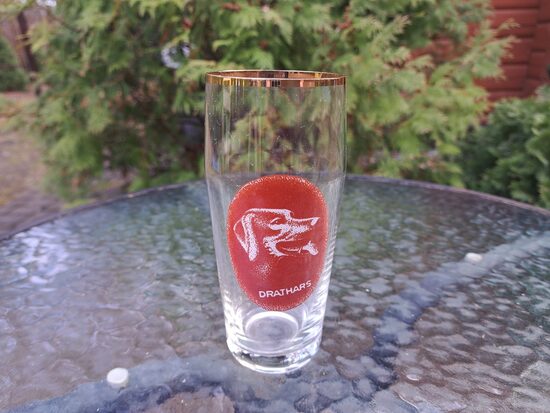 Stikla sulas glāze "Drathars" forma "Latgale" no sērijas "Suņi" ar platu zelta apvilkumu. Līvānu SF (Stikla gl 272)