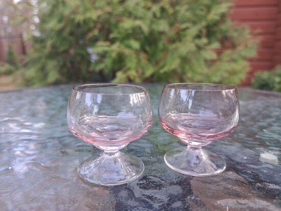 Maigi rozā mazas degvīna glāzītes uz kājiņas, forma "Vakara", Līvānu SF (Stikla gl 274)