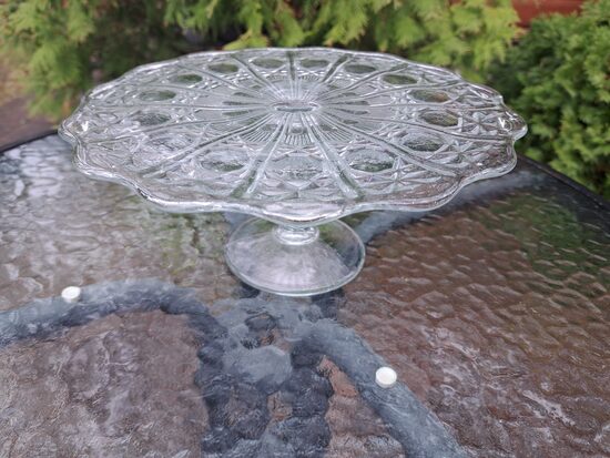 Skaists presēta stikla tortes trauks uz kājas. D=24,5cm; h=11,5cm (Citi st 208)