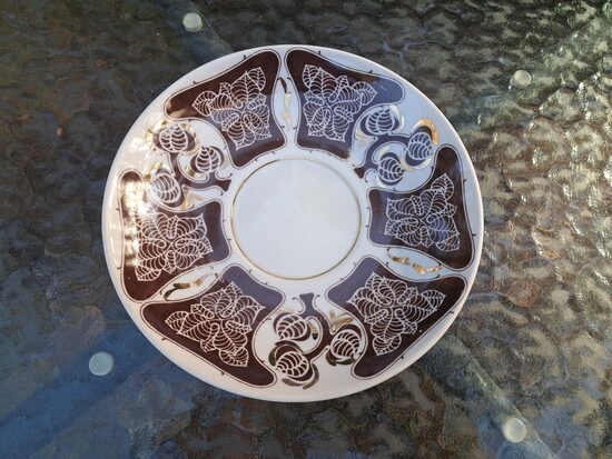 Tējas/buljona apakštase ar greznu brūnu dekolu un zeltu, RPR. Apakštases diam. 16cm (Buljona 182)