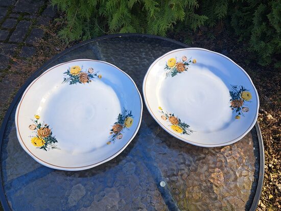 Vidējais servējamais šķīvis.27cm, pusdienu servīze "Ārija" ar dzeltenām asterēm (3 pušķi gar malu), brūns apvilkums, RPR  (Ārija pusdienu 400)