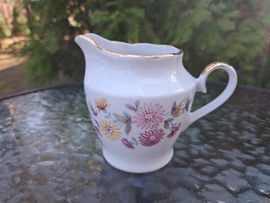 Krējuma kanniņa no brīnīšķīgas kafijas servīzes "Ārija" ar rozā un dzeltenām puķēm, pelēkām lapiņām un zeltu, RPR (Ārija kafijas 135)