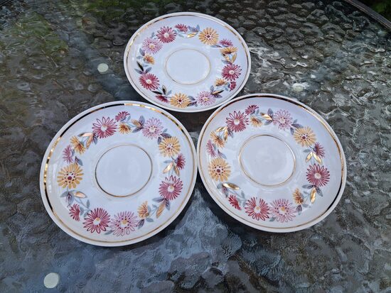 Apakštase no brīnīšķīgas kafijas servīzes "Ārija" ar rozā un dzeltenām puķēm, pelēkām lapiņām un zeltu, RPR (Ārija kafijas 134)