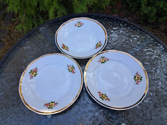 Kūku šķīvji no tējas servīzes "Ārija" ar dzeletnām rozēm un sarkanām puķītēm, platu zelta malu, RPR (Ārija tējas 203)