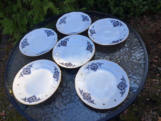 Maizes šķīvji ar tumši violetu tautīsku dekolu un zeltu, diam.17cm, RPR. Forma "Ārija", RPR (Ārija pusdienu 401)