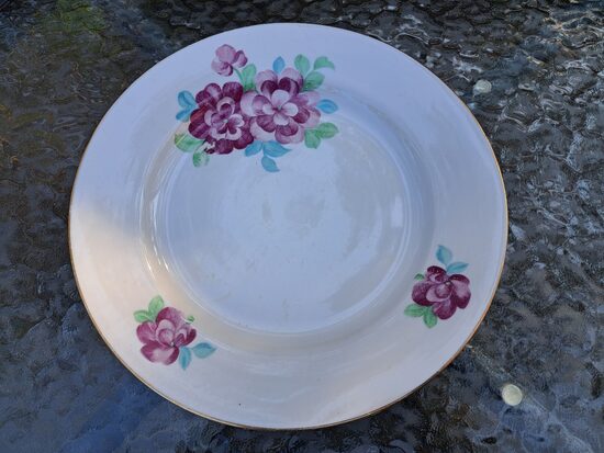 Otrā ēdiena šķīvis ar ļoti skaistu dekolu - košām fuksijas jr krāsas puķēm unauru zelta apvilkumu, Duļevo (Duļevo 56)