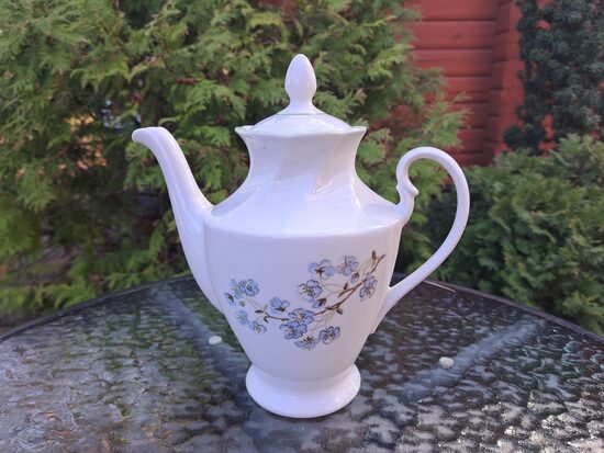 Tējkanna lielā ar gaiši zilām lina puķītēm un gaiši zaļu lustrētu apvilkumu, tējas servīze "Viktorija", RPR (Viktorija t 134)