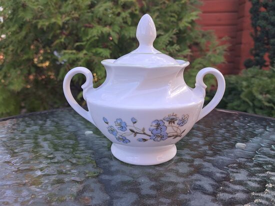 Cukurtrauks ar gaiši zilām lina puķītēm un gaiši zaļu lustrētu apvilkumu, tējas servīze "Viktorija", RPR (Viktorija t 142)