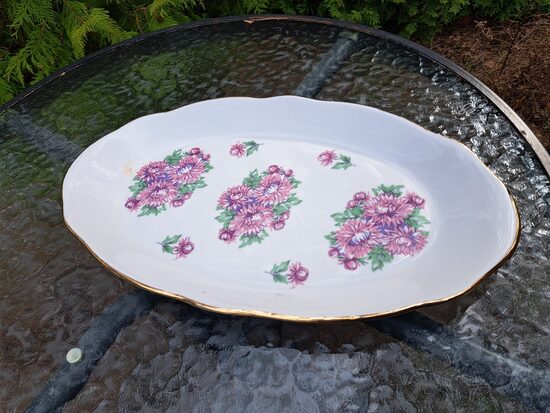 Garenais šķīvis L=36cm ar lillā asterēm  (3 lieli pušķi un 4 mazi), forma "Vilnis",  RPR (Vilnis pusdienu 196)