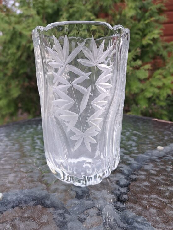 Ļoti skaista kristāla vāze. Ražotājs, iespējams: Ļeņingradas mākslas stikla rūpnīca. Rokas gravēšana. Augstums 19cm (Krist vāze 19)