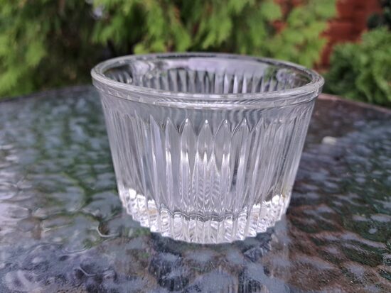 Caurspīdīga presēta stikla bļodiņa, PSRS. 70-80.-ie gadi. D=12,5cm, h=6,5cm (Stikls sk 257)