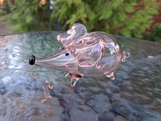 Maigi rozā stikla cūciņa, dekoratīva figūra. Ražotājs nav zinams, bet iespējams, tas ir Murano Italy (Figur citi 28)