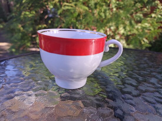 Krūzīte ar platu sarkanu krāsas pārklājumu un zelta strīpu iekšā, Baranovka. Tilpums ir 225ml (Baranovka 36)