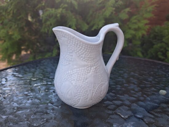 Fajansa krējuma kanniņa 300ml balta bez zelta, reljefa virsma (Kuzņecovs 168)