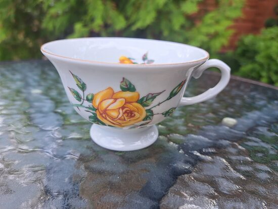 Izsmalcināta porcelāna tējas krūzīte 200ml ar dzeltenām rozēm un zeltu. Ražotājs ir Jarolina (Polija 31)