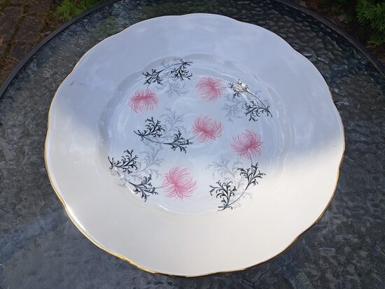 Lielais servējamais šķīvis Nr.2 ar 5 rozā krizantēmām cemtrā un zeltu, pusdienu servīze "Ārija", RPR. D=36cm (Ārija pusdienu 113)